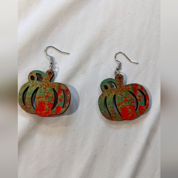 #356NWT Beautiful Wooden Green& Orange Dangle Pumpkin Fall Themed Earrings - Picture 1 of 3